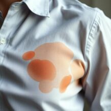 Nadmierne pocenie się pod pachami: Przyczyny, objawy i leczenie