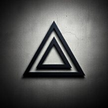 Znaczenie tatuażu z podwójnymi trójkątami: harmonia i symbolika