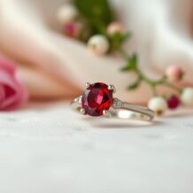 Pierścionki zaręczynowe z rubinem – symbolika i piękno miłości
