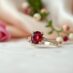 Pierścionki zaręczynowe z rubinem – symbolika i piękno miłości