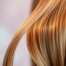 Jak uzyskać błyszczące włosy? Sprawdzone metody pielęgnacji