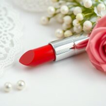 Czerwone usta w makijażu ślubnym – elegancja i inspiracje